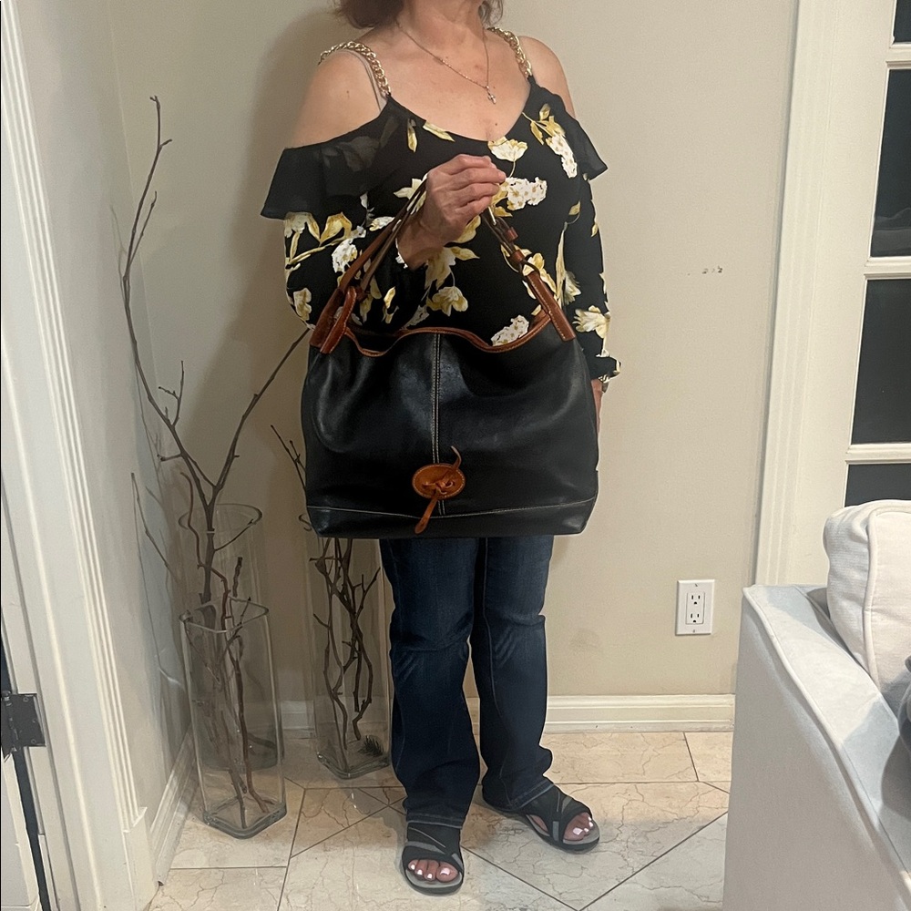 Gorgeous Dooney and Bourke leather purse